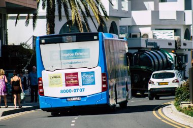 Paphos Kıbrıs Rum Kesimi 06 Mart 2020 'de öğleden sonra Paphos sokaklarında dolaşan geleneksel bir halk otobüsünün görüntüsü