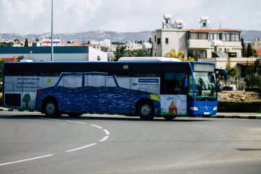 Paphos Kıbrıs Rum Kesimi 06 Mart 2020 'de öğleden sonra Paphos sokaklarında dolaşan geleneksel bir halk otobüsünün görüntüsü