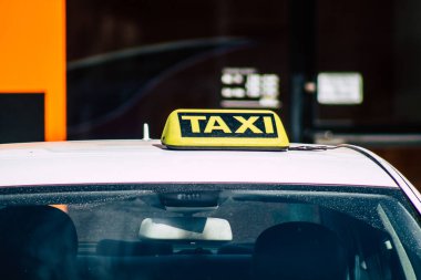 Paphos Kıbrıs Rum Kesimi 06 Mart 2020 Öğleden sonra Paphos caddelerinde dolaşan geleneksel bir taksi görüntüsü