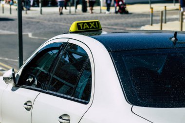 Paphos Kıbrıs Rum Kesimi 06 Mart 2020 Öğleden sonra Paphos caddelerinde dolaşan geleneksel bir taksi görüntüsü