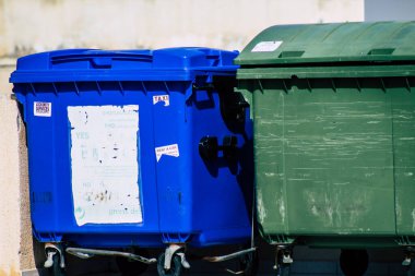 Paphos Kıbrıs Rum Kesimi 06 Mart 2020, öğleden sonra Paphos sokaklarında bir çöp konteynırının kapatılması