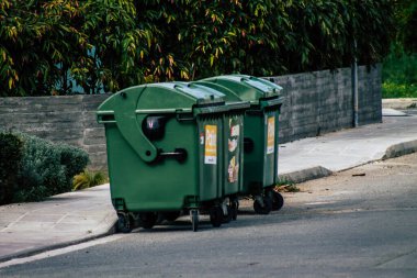 Paphos Kıbrıs Rum Kesimi 06 Mart 2020, öğleden sonra Paphos sokaklarında bir çöp konteynırının kapatılması