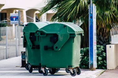 Paphos Kıbrıs Rum Kesimi 06 Mart 2020, öğleden sonra Paphos sokaklarında bir çöp konteynırının kapatılması