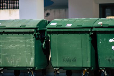 Paphos Kıbrıs Rum Kesimi 06 Mart 2020, öğleden sonra Paphos sokaklarında bir çöp konteynırının kapatılması