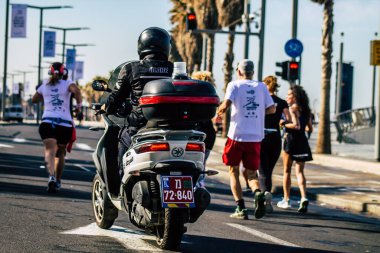 Tel Aviv İsrail 28 Şubat 2020 Tel Aviv Maratonu sırasında bir İsrail polisinin sokaklara bakışı