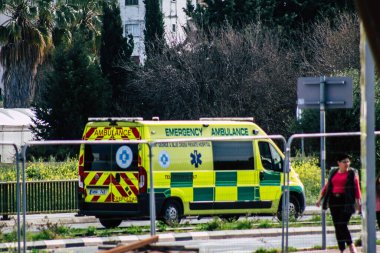 Paphos Kıbrıs Rum Kesimi 06 Mart 2020 'de öğleden sonra Paphos sokaklarında gezen geleneksel bir ambulans görüntüsü