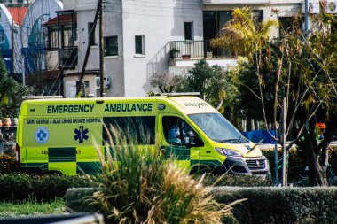 Paphos Kıbrıs Rum Kesimi 06 Mart 2020 'de öğleden sonra Paphos sokaklarında gezen geleneksel bir ambulans görüntüsü