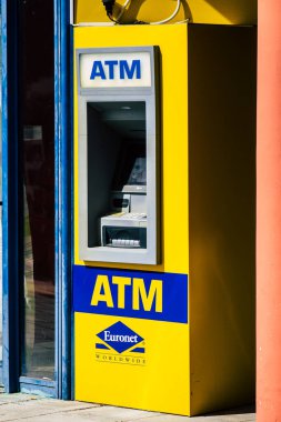 Paphos Kıbrıs Rum Kesimi 06 Mart 2020 Öğleden sonra Paphos sokaklarında bir ATM görüntüsü