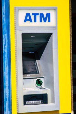 Paphos Kıbrıs Rum Kesimi 06 Mart 2020 Öğleden sonra Paphos sokaklarında bir ATM görüntüsü
