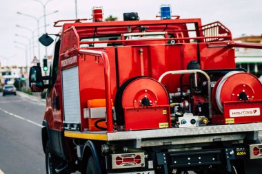 Paphos Kıbrıs Rum Kesimi 06 Mart 2020 Paphos caddelerinde ilerleyen bir Kıbrıs itfaiye aracı görüntüsü