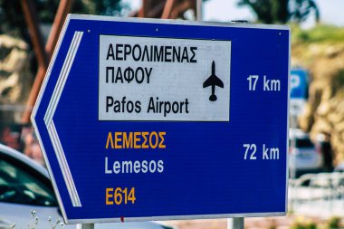 Paphos Kıbrıs Rum Kesimi 08 Mart 2020 'de öğleden sonra Paphos kentinde sokak tabelasının görüntüsü