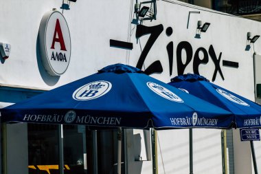 Paphos Kıbrıs Rum Kesimi 08 Mart 2020 'de öğleden sonra Paphos sokaklarında ticari bir tabela görüldü