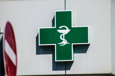 Paphos Kıbrıs Rum Kesimi 08 Mart 2020 'de öğleden sonra Paphos sokaklarında ticari bir tabela görüldü