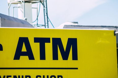 Paphos Kıbrıs Rum Kesimi 08 Mart 2020 'de öğleden sonra Paphos sokaklarında ticari bir tabela görüldü