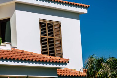 Paphos Kıbrıs Rum Kesimi 08 Mart 2020 Öğleden sonra Paphos sokaklarında bir binanın ön cephesi