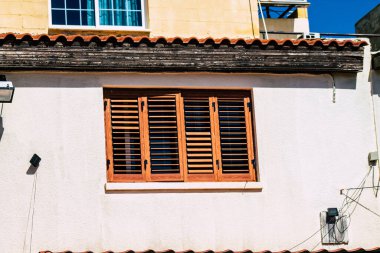 Paphos Kıbrıs Rum Kesimi 08 Mart 2020 Öğleden sonra Paphos sokaklarında bir binanın ön cephesi