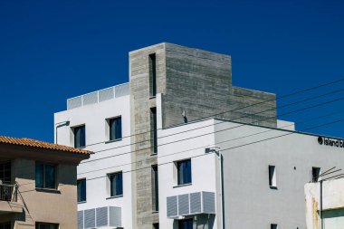 Paphos Kıbrıs Rum Kesimi 08 Mart 2020 Öğleden sonra Paphos sokaklarında bir binanın ön cephesi