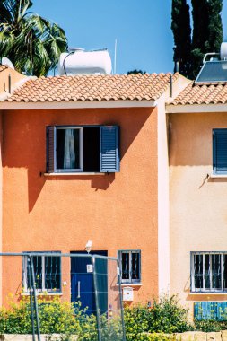 Paphos Kıbrıs Rum Kesimi 08 Mart 2020 Öğleden sonra Paphos sokaklarında bir binanın ön cephesi