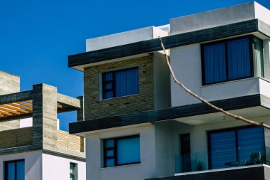 Paphos Kıbrıs Rum Kesimi 08 Mart 2020 Öğleden sonra Paphos sokaklarında bir binanın ön cephesi