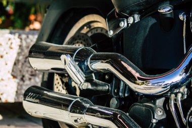 Paphos Kıbrıs 09 Mart 2020 'de öğleden sonra Paphos sokaklarına parketmiş Harley Davidson şişman bir çocuk görüntüsü