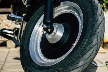 Paphos Kıbrıs 09 Mart 2020 'de öğleden sonra Paphos sokaklarına parketmiş Harley Davidson şişman bir çocuk görüntüsü