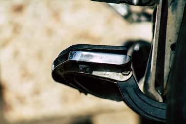 Paphos Kıbrıs 09 Mart 2020 'de öğleden sonra Paphos sokaklarına parketmiş Harley Davidson şişman bir çocuk görüntüsü