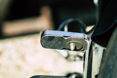 Paphos Kıbrıs 09 Mart 2020 'de öğleden sonra Paphos sokaklarına parketmiş Harley Davidson şişman bir çocuk görüntüsü