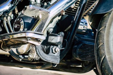 Paphos Kıbrıs 09 Mart 2020 'de öğleden sonra Paphos sokaklarına parketmiş Harley Davidson şişman bir çocuk görüntüsü