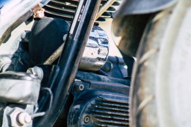 Paphos Kıbrıs 09 Mart 2020 'de öğleden sonra Paphos sokaklarına parketmiş Harley Davidson şişman bir çocuk görüntüsü