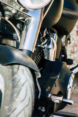 Paphos Kıbrıs 09 Mart 2020 'de öğleden sonra Paphos sokaklarına parketmiş Harley Davidson şişman bir çocuk görüntüsü