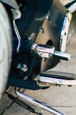 Paphos Kıbrıs 09 Mart 2020 'de öğleden sonra Paphos sokaklarına parketmiş Harley Davidson şişman bir çocuk görüntüsü