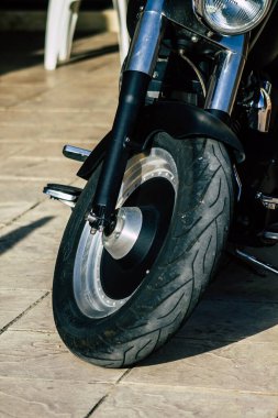 Paphos Kıbrıs 09 Mart 2020 'de öğleden sonra Paphos sokaklarına parketmiş Harley Davidson şişman bir çocuk görüntüsü