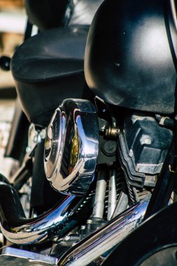 Paphos Kıbrıs 09 Mart 2020 'de öğleden sonra Paphos sokaklarına parketmiş Harley Davidson şişman bir çocuk görüntüsü