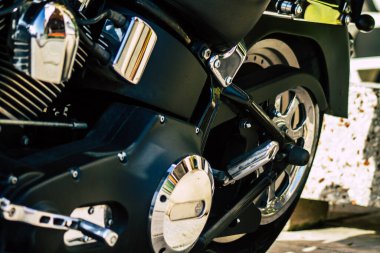 Paphos Kıbrıs 09 Mart 2020 'de öğleden sonra Paphos sokaklarına parketmiş Harley Davidson şişman bir çocuk görüntüsü