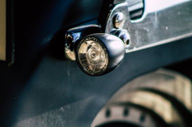 Paphos Kıbrıs 09 Mart 2020 'de öğleden sonra Paphos sokaklarına parketmiş Harley Davidson şişman bir çocuk görüntüsü