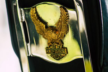 Paphos Kıbrıs 09 Mart 2020 'de öğleden sonra Paphos sokaklarına parketmiş Harley Davidson şişman bir çocuk görüntüsü