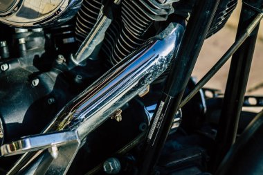 Paphos Kıbrıs 09 Mart 2020 'de öğleden sonra Paphos sokaklarına parketmiş Harley Davidson şişman bir çocuk görüntüsü