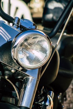 Paphos Kıbrıs 09 Mart 2020 'de öğleden sonra Paphos sokaklarına parketmiş Harley Davidson şişman bir çocuk görüntüsü