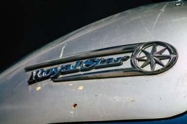 Paphos Kıbrıs Rum Kesimi 09 Mart 2020 'de öğleden sonra Paphos sokaklarına parkedilmiş Yamaha Royal Star manzarası