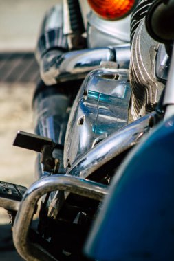 Paphos Kıbrıs Rum Kesimi 09 Mart 2020 'de öğleden sonra Paphos sokaklarına parkedilmiş Yamaha Royal Star manzarası