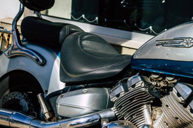 Paphos Kıbrıs Rum Kesimi 09 Mart 2020 'de öğleden sonra Paphos sokaklarına parkedilmiş Yamaha Royal Star manzarası