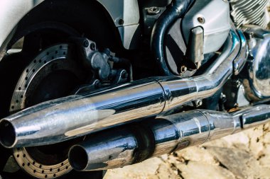 Paphos Kıbrıs Rum Kesimi 09 Mart 2020 'de öğleden sonra Paphos sokaklarına parkedilmiş Yamaha Royal Star manzarası