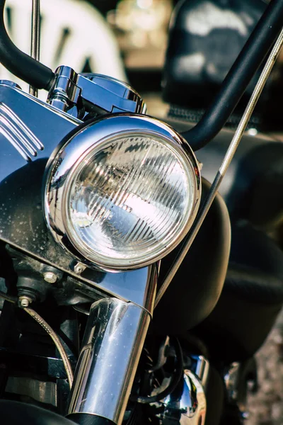 Paphos Kıbrıs 09 Mart 2020 'de öğleden sonra Paphos sokaklarına parketmiş Harley Davidson şişman bir çocuk görüntüsü