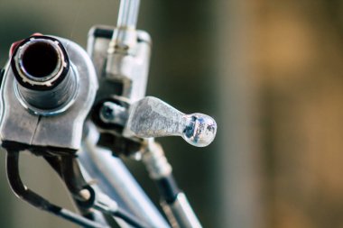 Paphos Kıbrıs Rum Kesimi 09 Mart 2020 'de öğleden sonra Paphos sokaklarına parkedilmiş Yamaha Royal Star manzarası