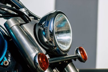 Paphos Kıbrıs Rum Kesimi 09 Mart 2020 'de öğleden sonra Paphos sokaklarına parkedilmiş Yamaha Royal Star manzarası