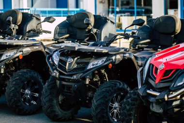 Paphos Kıbrıs Rum Kesimi 09 Mart 2020 Öğleden sonra Paphos caddelerinde park etmiş bir at arabasının görüntüsü