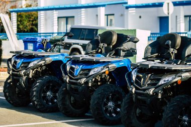 Paphos Kıbrıs Rum Kesimi 09 Mart 2020 Öğleden sonra Paphos caddelerinde park etmiş bir at arabasının görüntüsü