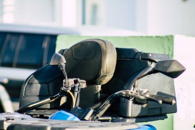 Paphos Kıbrıs Rum Kesimi 09 Mart 2020 Öğleden sonra Paphos caddelerinde park etmiş bir at arabasının görüntüsü