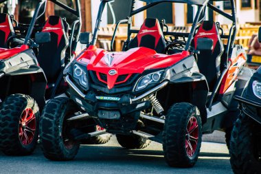 Paphos Kıbrıs Rum Kesimi 09 Mart 2020 Öğleden sonra Paphos caddelerinde park etmiş bir at arabasının görüntüsü