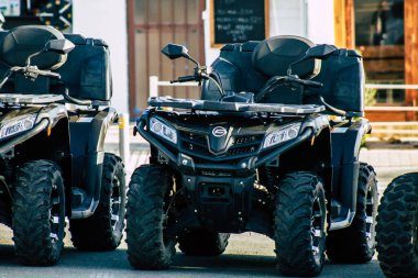 Paphos Kıbrıs Rum Kesimi 09 Mart 2020 Öğleden sonra Paphos caddelerinde park etmiş bir at arabasının görüntüsü